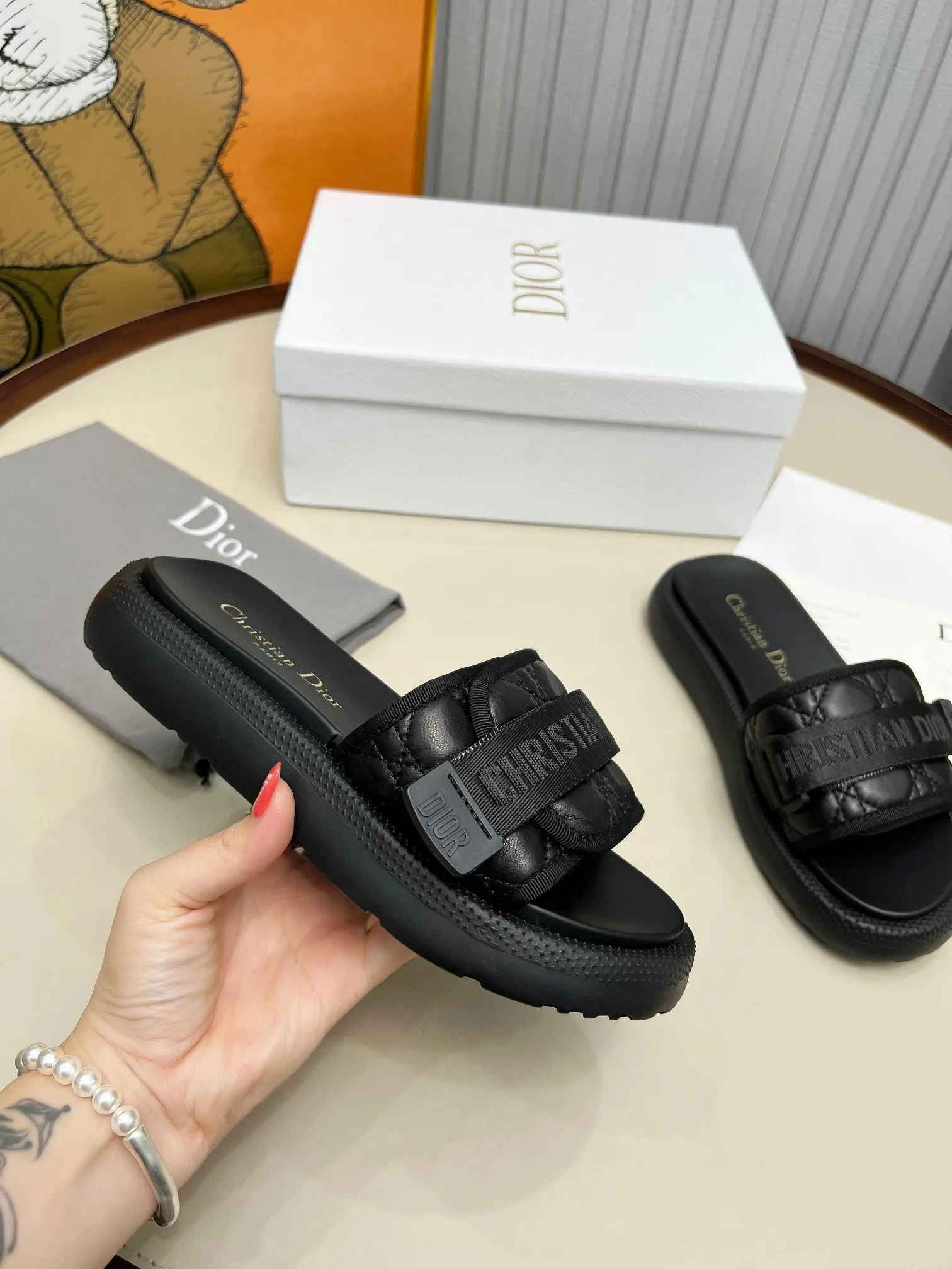 👟👟Ex-factory price 420👟👟 Dior Dior high version slippers, 👏👏2025 new classic model 🔥purchasing level qualityhot-selling thick-soled slippers in foreign counters💋———————————— Upper➕Inner: Original customized special electric embroidery material, Sole: Original mold 1.1 (lightweight) Bottom thickness: heel 5cm, forefoot 3cm, size 35-40 (with full set of packaging, cloth bag handbag, card instructions). You are welcome to place an order in advance, first come first served. Win-win cooperation.